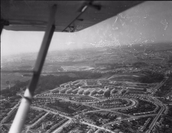Vista aérea parcial da cidade de Santos (SP) - 1956