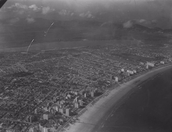 Vista aérea parcial da cidade de Santos (SP) - 1956