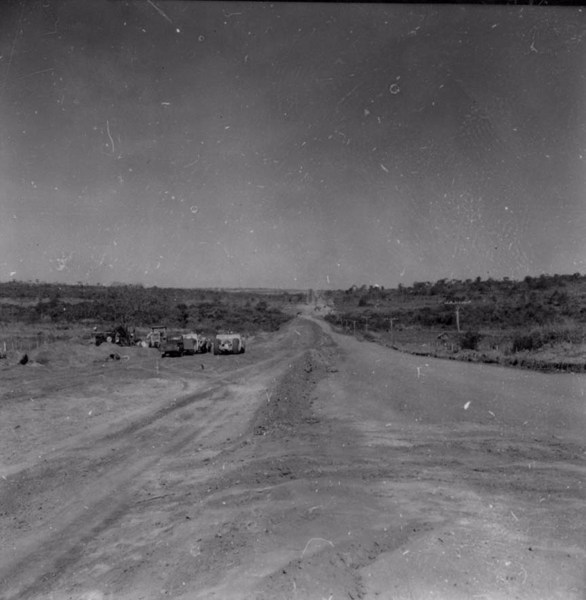 Asfaltamento da estrada Lins-Bauru (SP) - 1957