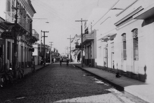 Município de Itapetininga : vista da rua Campos Sales com as suas principais casas comerciais (SP) - 1958