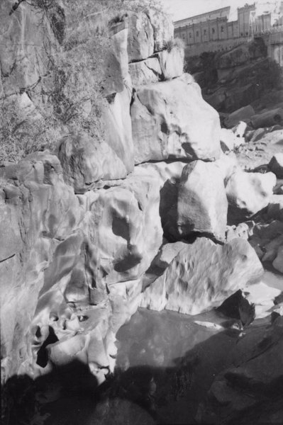 Detalhe das marmitas de granito róseo, diaclasado no município de Salto (SP) - 1958