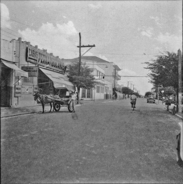 Aspecto do comércio na Avenida Rio Branco : Município de Guararapes (SP) - 1960