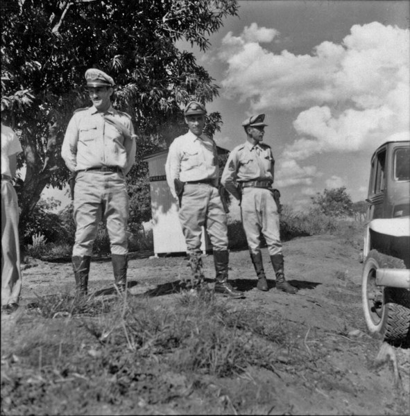 Polícia rodoviária paulista : estrada que sai de Guararapes (SP) - 1960