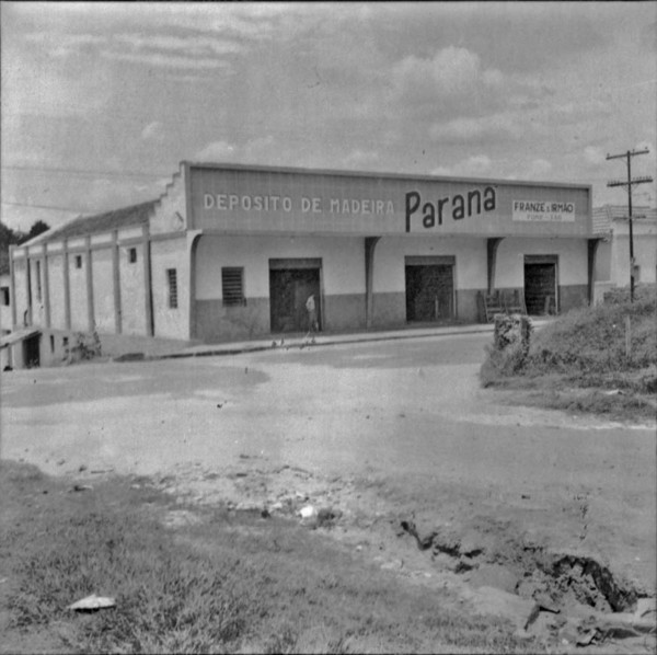 Depósito de madeira, vinda do Paraná : Município de Pirajuí (SP) - 1960