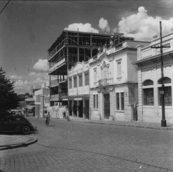 Centro comercial, Avenida Brasil : Praça da República, vendo-se o Banco do Brasil : Município de Catanduva (SP) - 1960