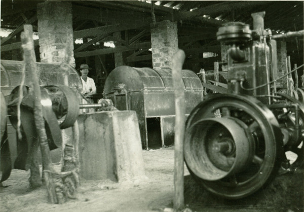 Usina Nossa Senhora de Lourdes de beneficiamento de sisal e fabricação de cordas : Conceição do Coité, BA - 1957
