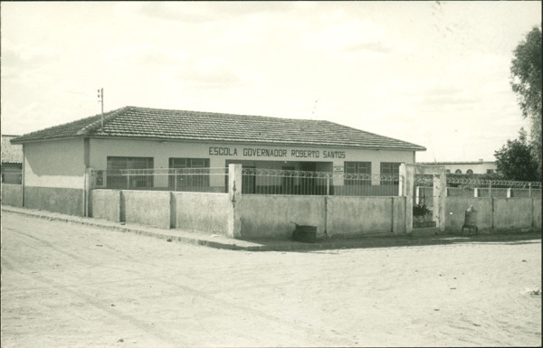 Escola Governador Roberto Santos : Mortugaba, BA - [19--]
