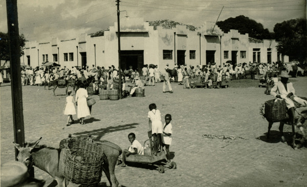 Feira livre : mercado municipal : Muritiba, BA - 1957