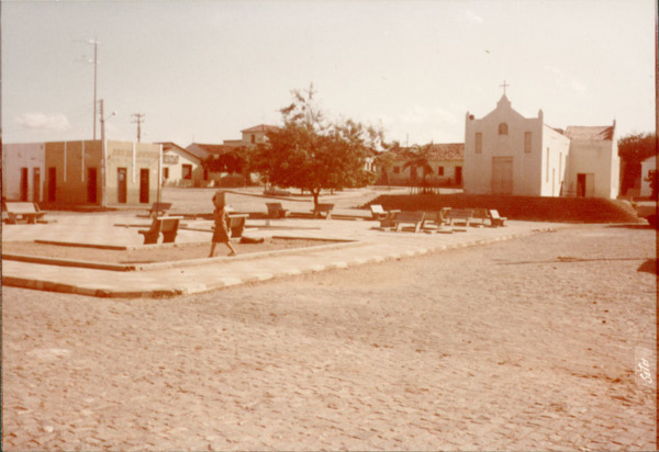 Igreja Matriz Nossa Senhora da Paz : Praça Jovita Feitosa : Arneiroz, CE - 1983