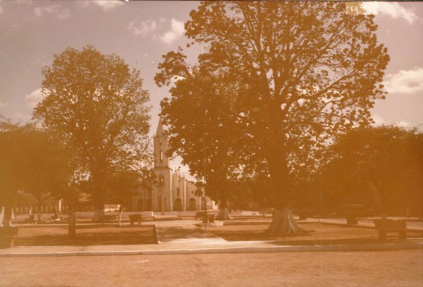 Praça da República : Igreja Matriz de Nossa Senhora Auxiliadora : Cariús, CE - 1983