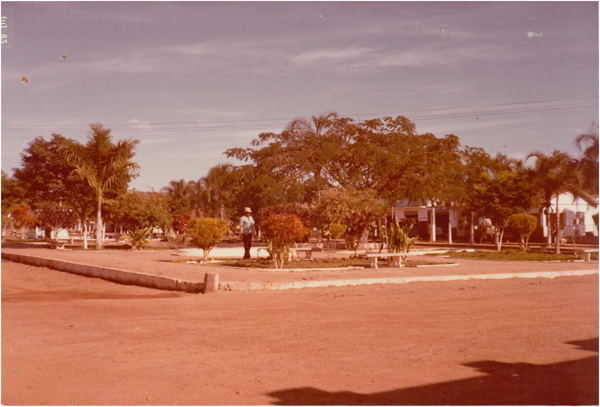 Praça Cordeiro : Córrego do Ouro, GO - 1983