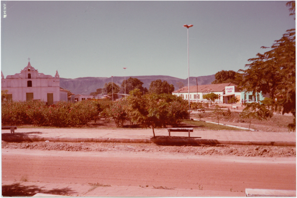 Praça Santo Antônio : Igreja [Matriz] Santo Antônio : Monte Alegre de Goiás, GO - 1984